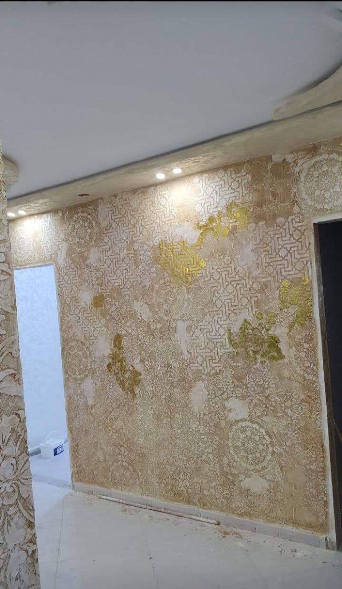 Mur au pochoir doré à motifs