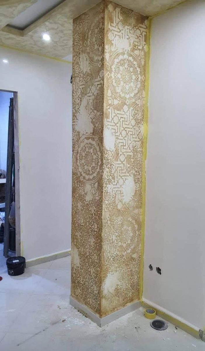 Colonne au pochoir doré damassé