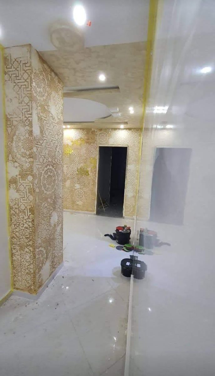 Mur décoratif au pochoir doré