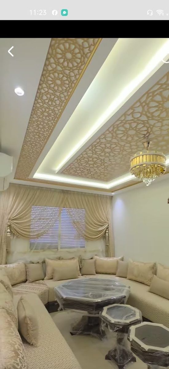Salon marocain avec faux plafond doré