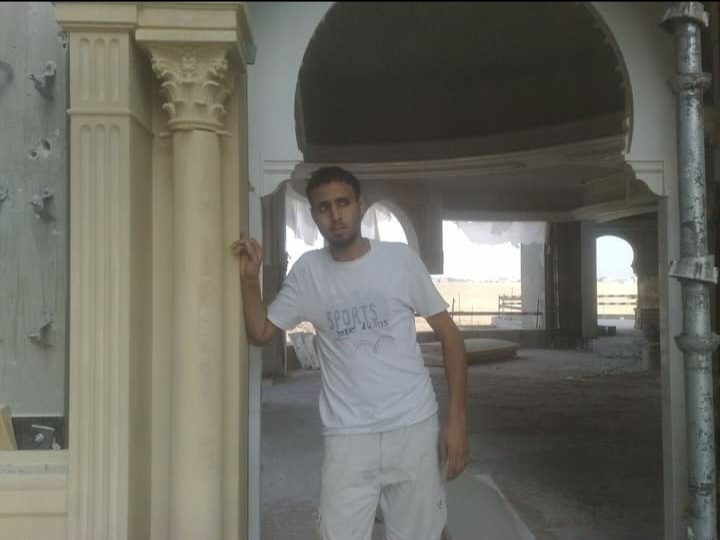 Colonnes cannelées et arches en plâtre en chantier