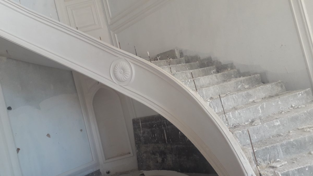 Escalier avec moulures en plâtre