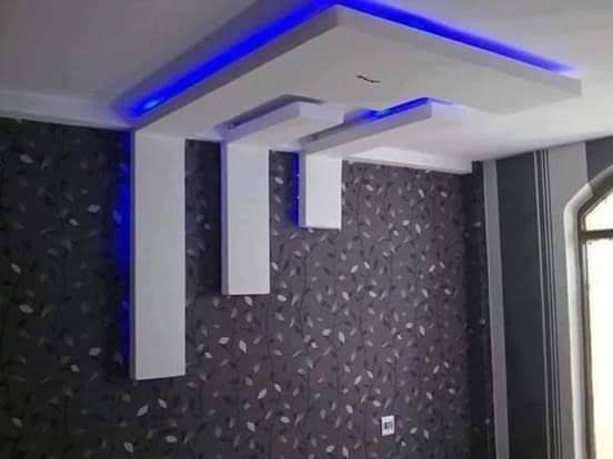Faux plafond blanc à LED bleu et suspensions