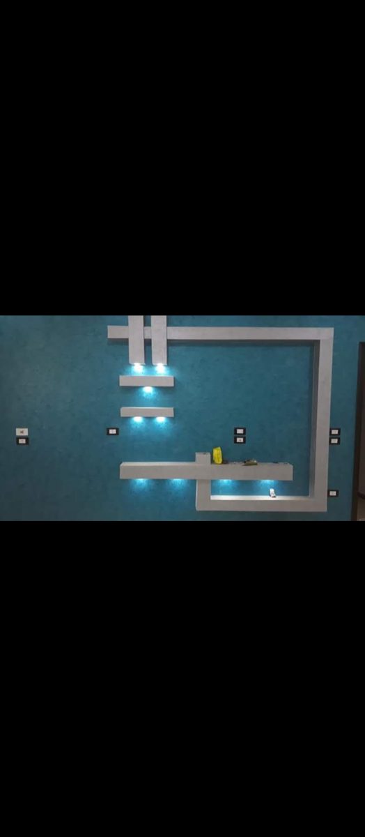 Mur décoratif en plâtre à étagères et LED