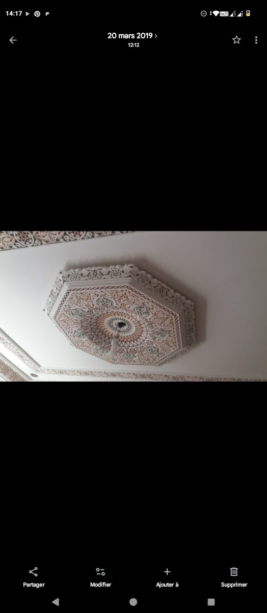 Plafond en plâtre sculpté à médaillon octogonal