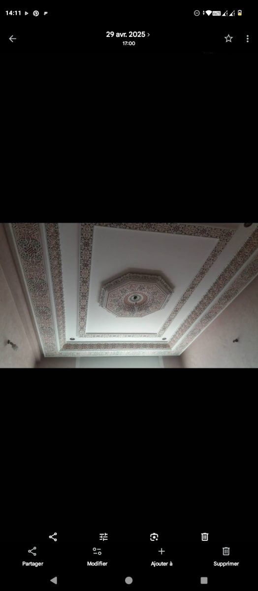 Plafond en plâtre sculpté à rosace centrale