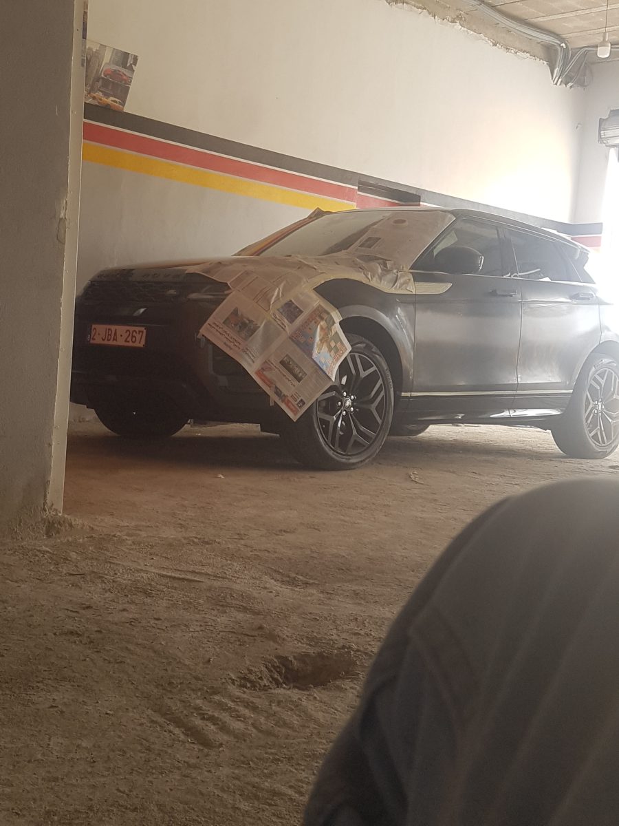 SUV masqué avant peinture en garage