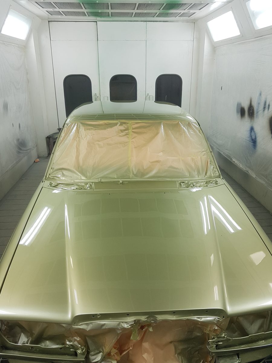 Voiture peinte en vert doré en cabine