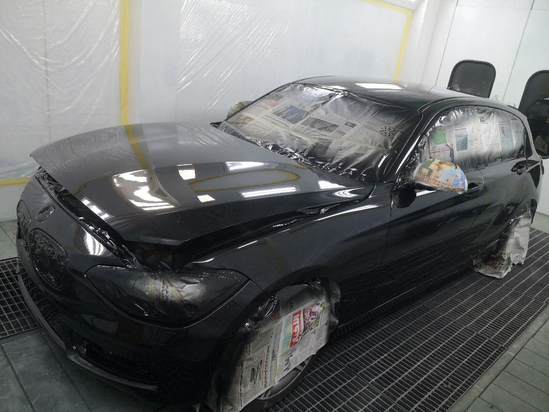 Voiture noire laquée en cabine