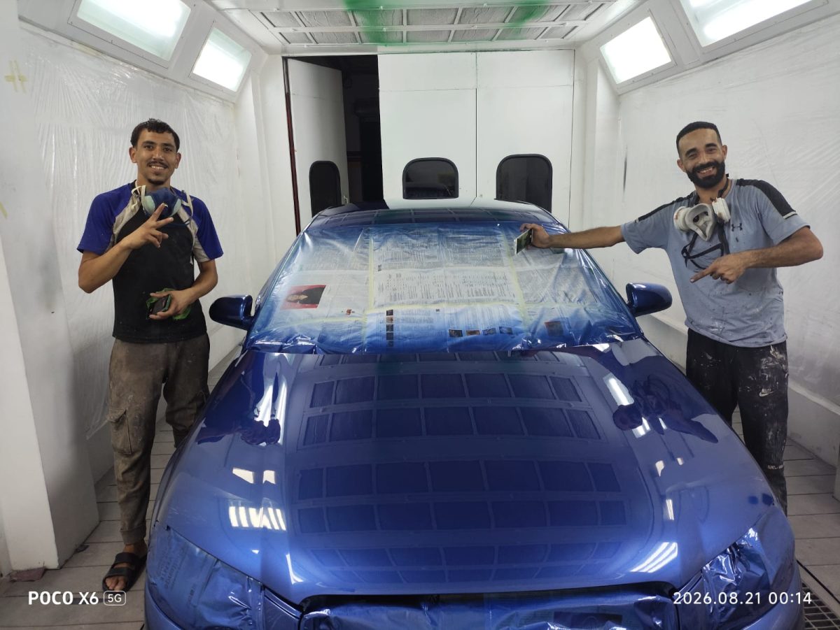 Voiture peinte en bleu en cabine