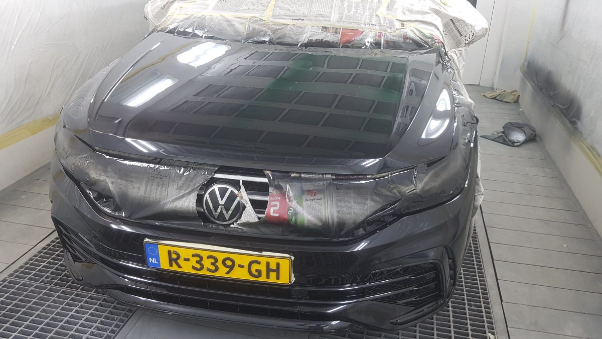 Voiture noire peinte en cabine