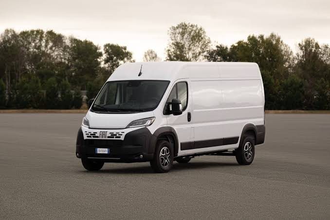 Fourgon utilitaire blanc