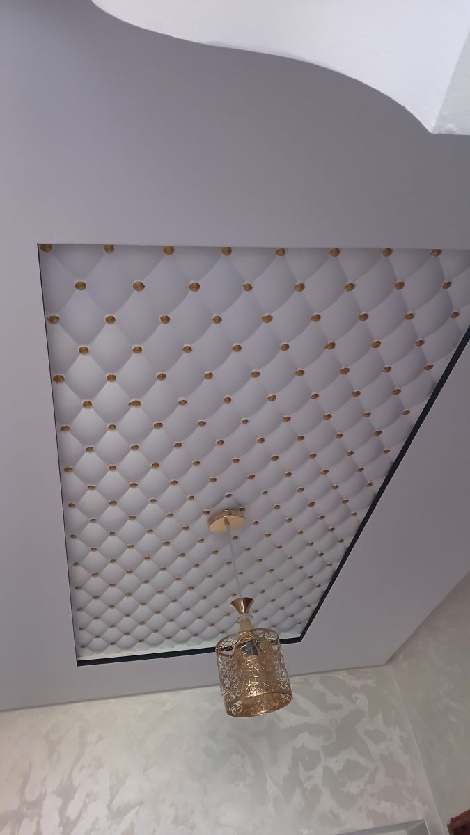 Faux plafond capitonné à boutons dorés a Kenitra