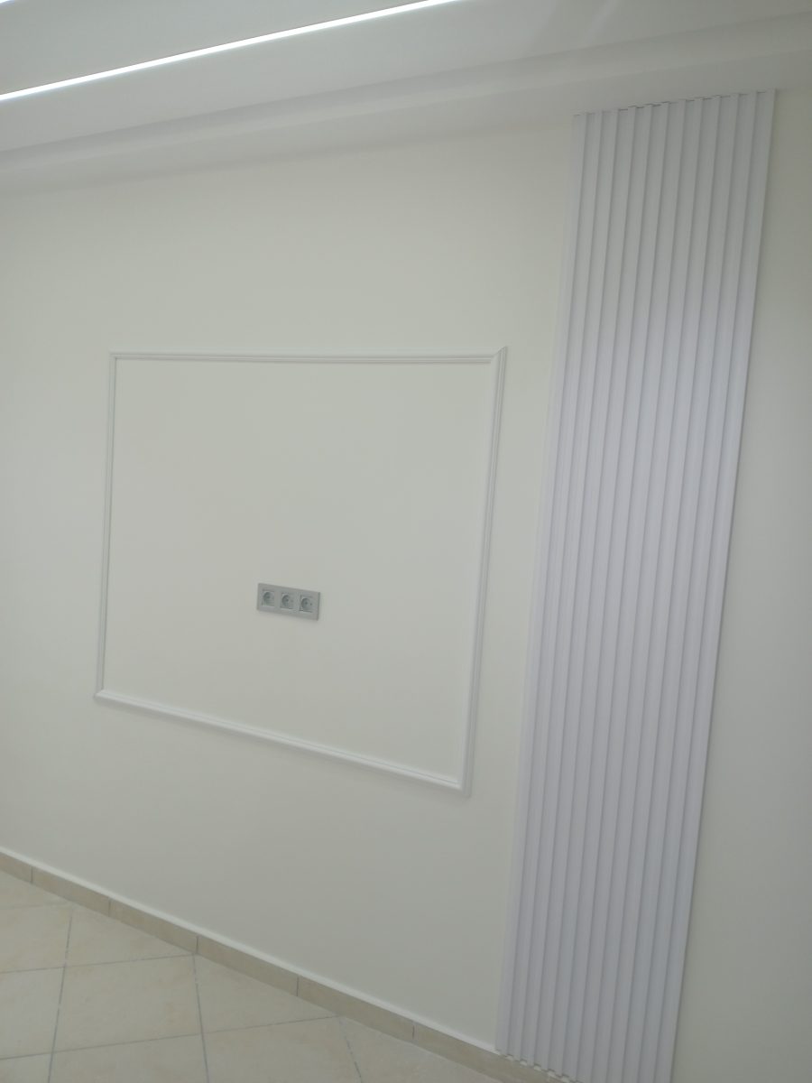 Mur à panneaux moulurés blancs a Kenitra