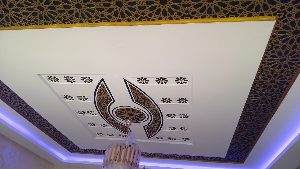 Faux plafond à frise ajourée et LED a Kenitra