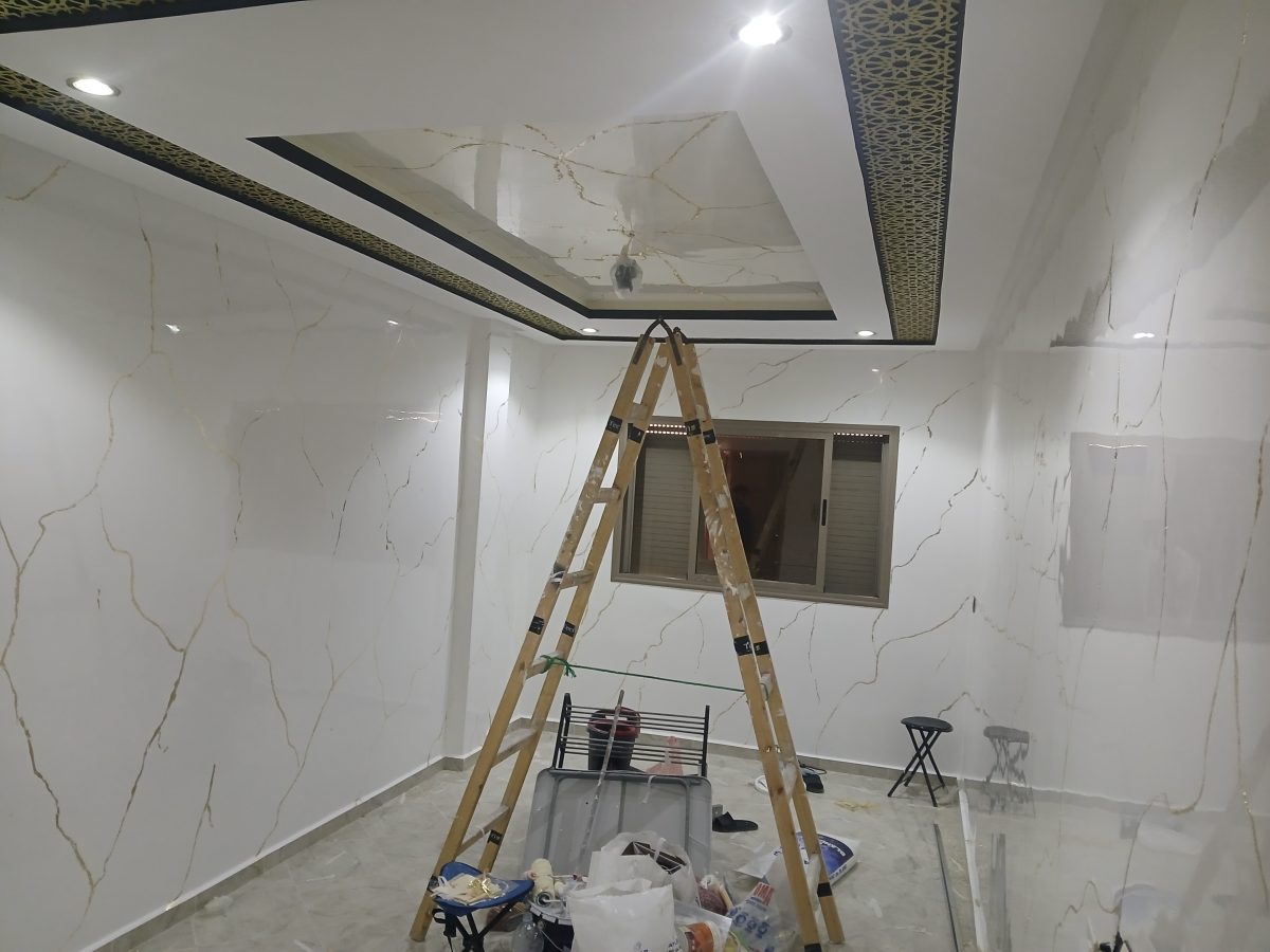 Plafond à frise dorée et murs effet marbre a Kenitra