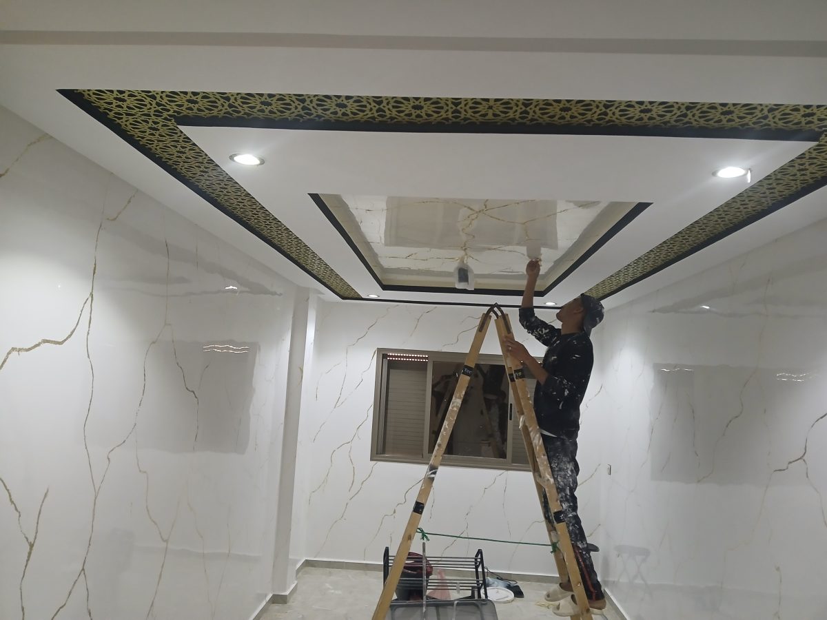 Finition de plafond à frise dorée a Kenitra
