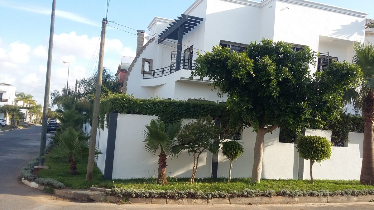 Villa à façade peinte en blanc a Kenitra