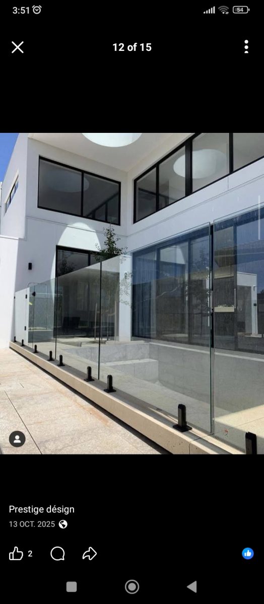 Villa moderne à garde-corps en verre et baies