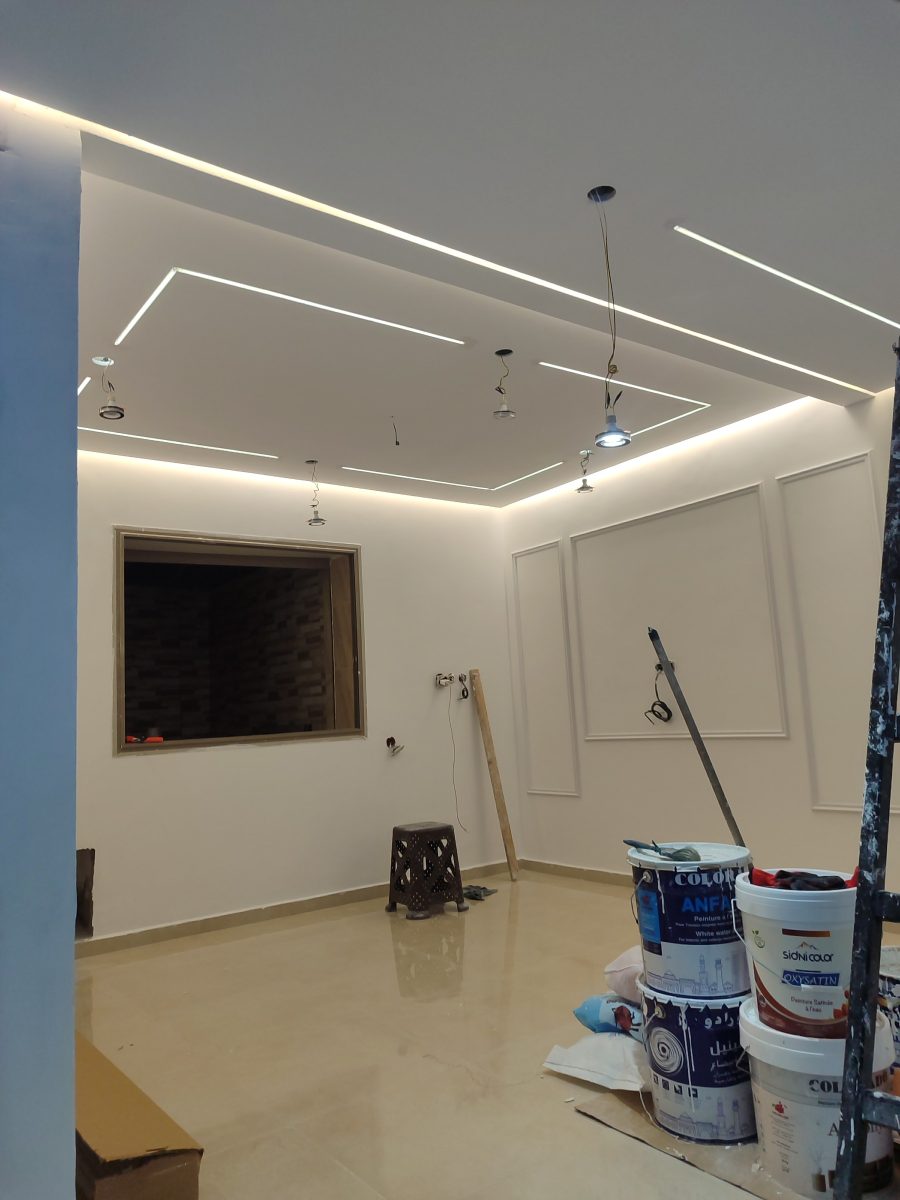 Pièce en cours de peinture à faux plafond LED a Kenitra