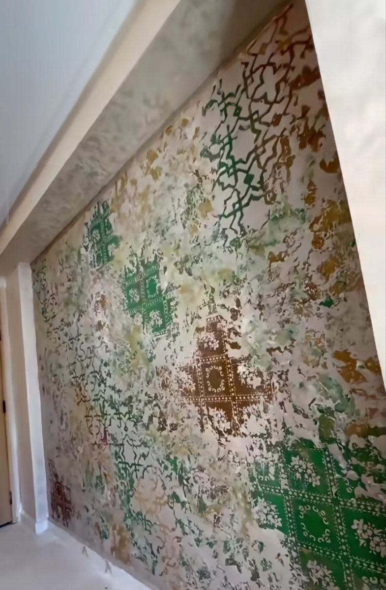 Mur au pochoir arabesque coloré a Kenitra