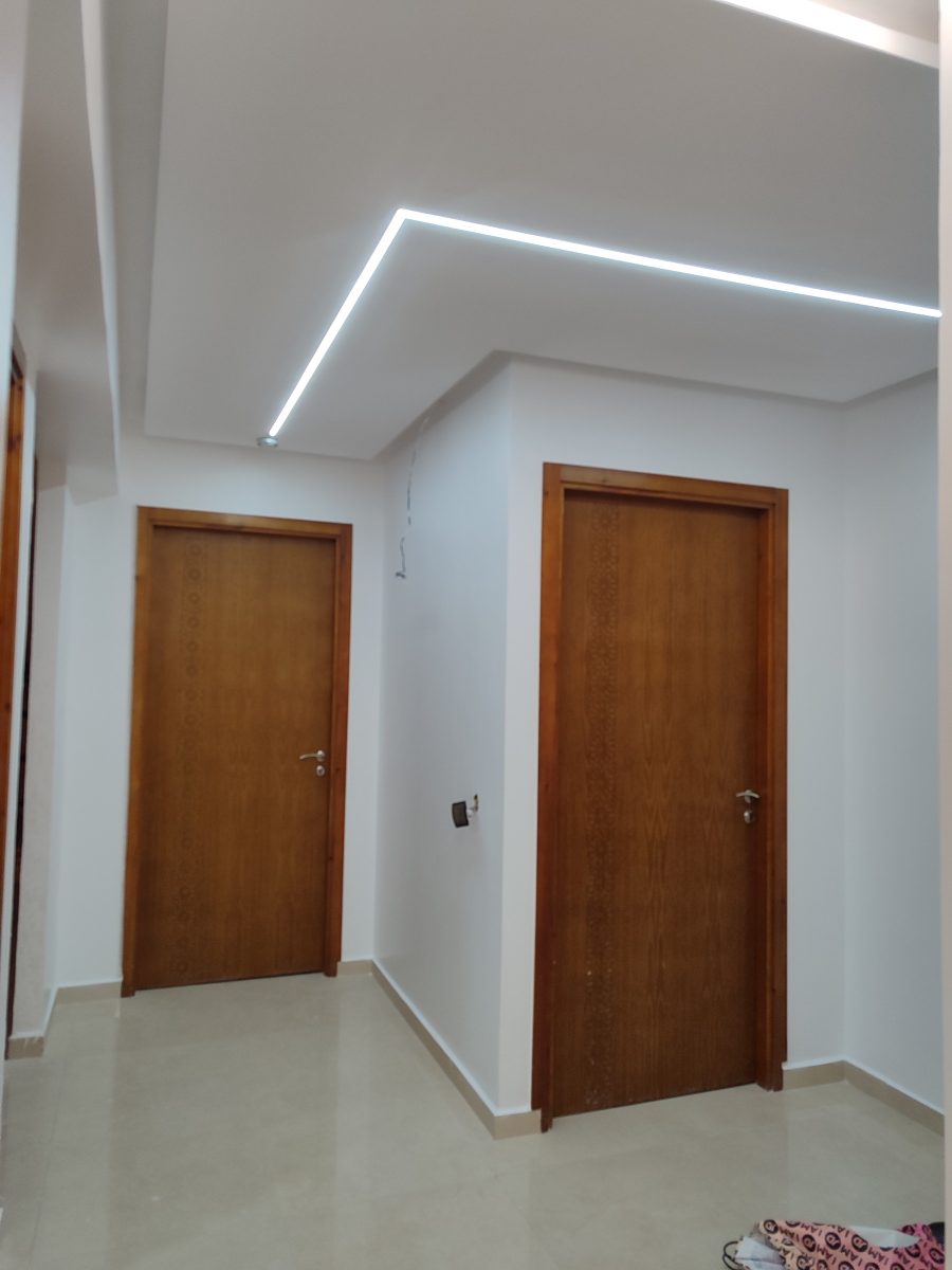 Couloir peint en blanc à éclairage LED a Kenitra