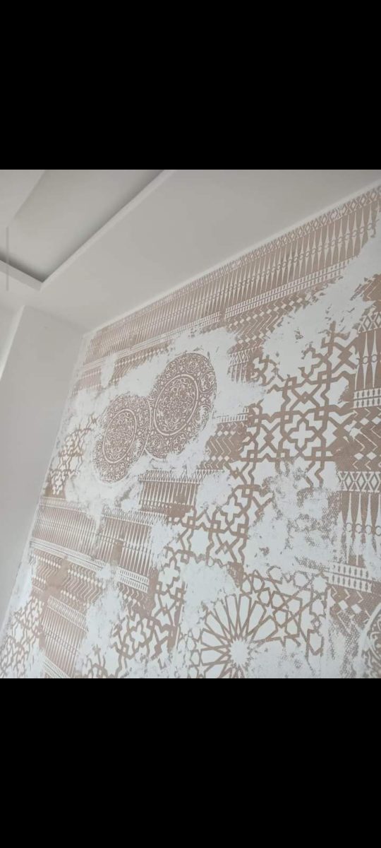 Mur au pochoir arabesque beige
