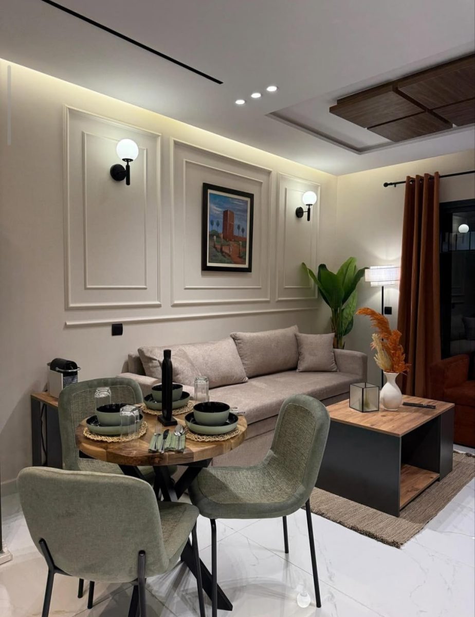 Salon décoré à murs moulurés a Kenitra