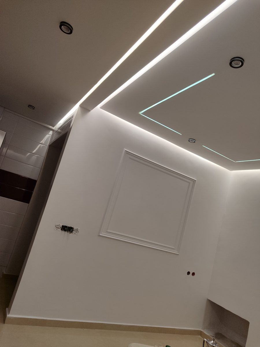 Faux plafond mouluré à éclairage LED a Kenitra