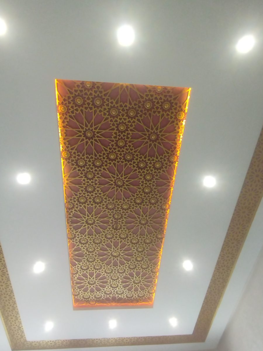 Plafond à panneau ajouré doré rétro-éclairé