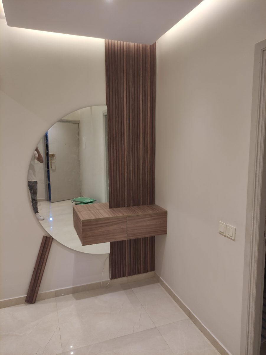 Console d'entrée à miroir rond et lattes de bois