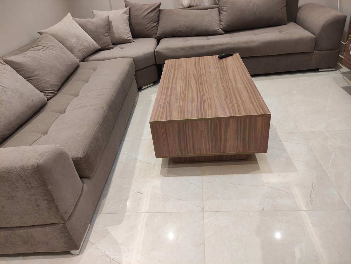 Table basse rectangulaire en bois au salon
