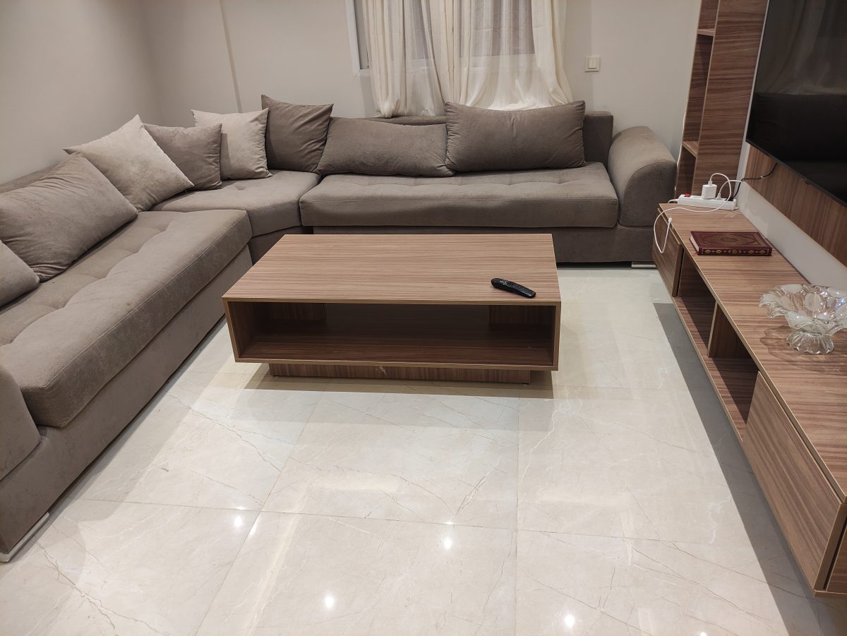 Séjour avec meuble TV et table basse en bois
