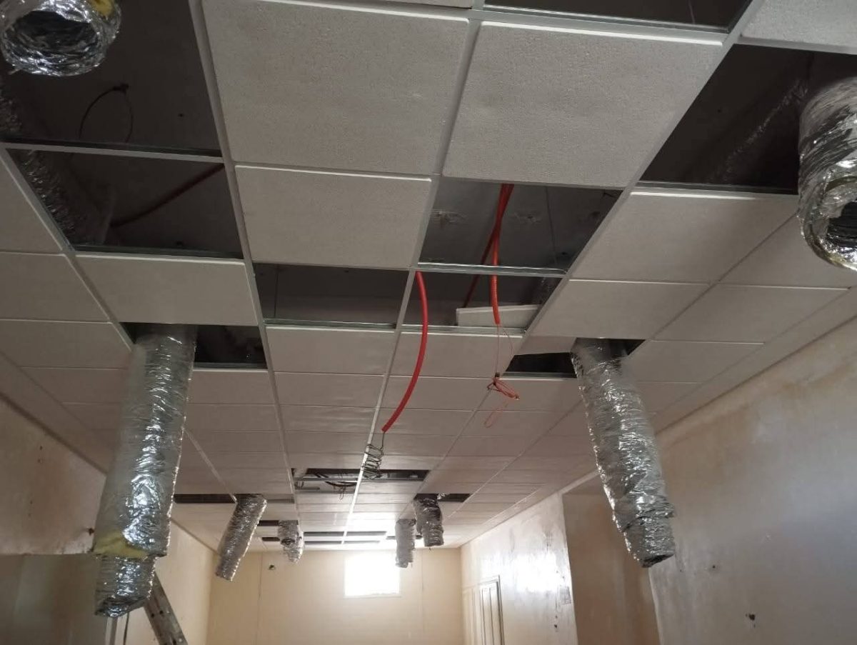 Faux plafond à dalles et gaines de ventilation