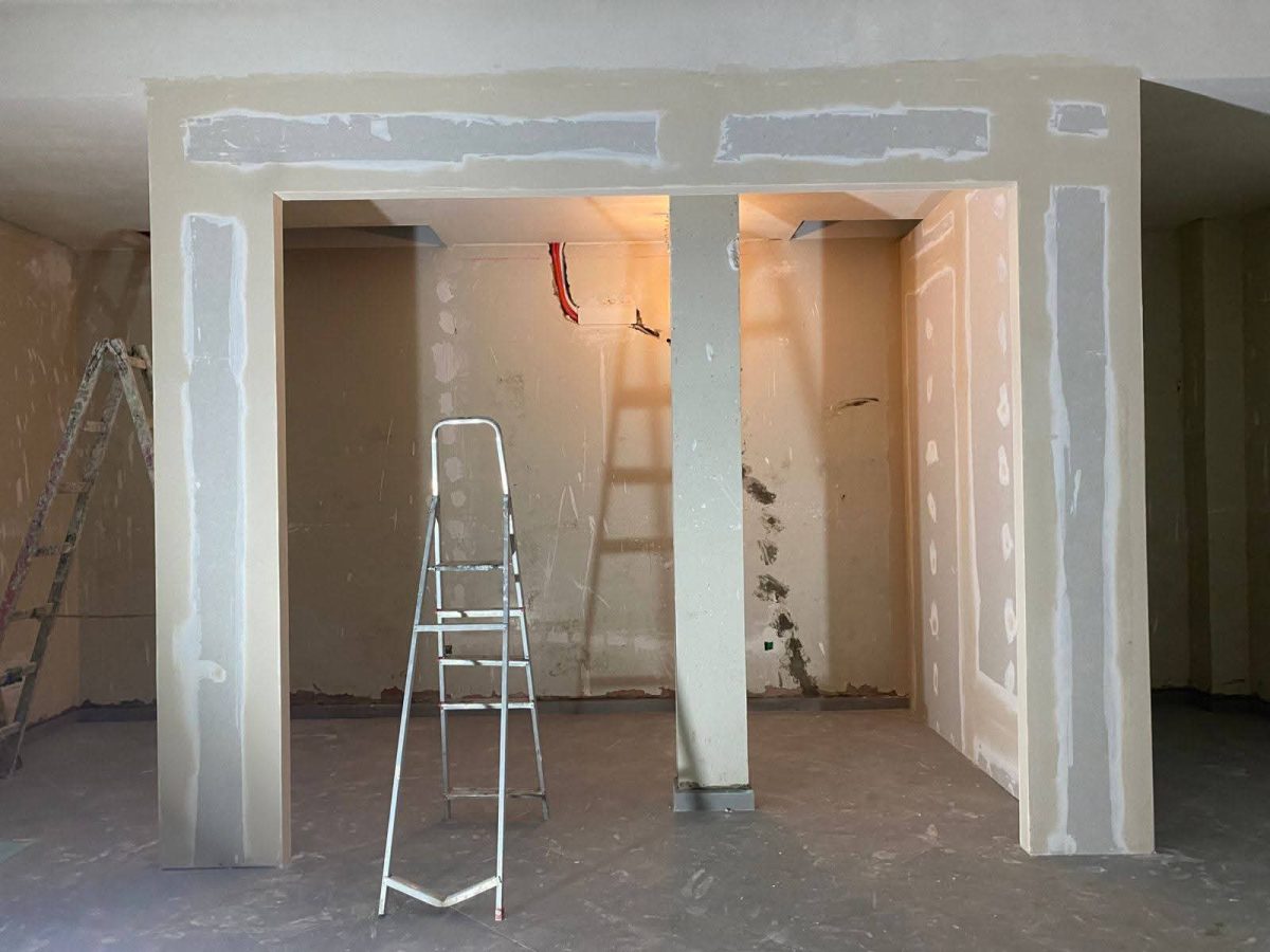 Passage en plaques de plâtre aux joints traités