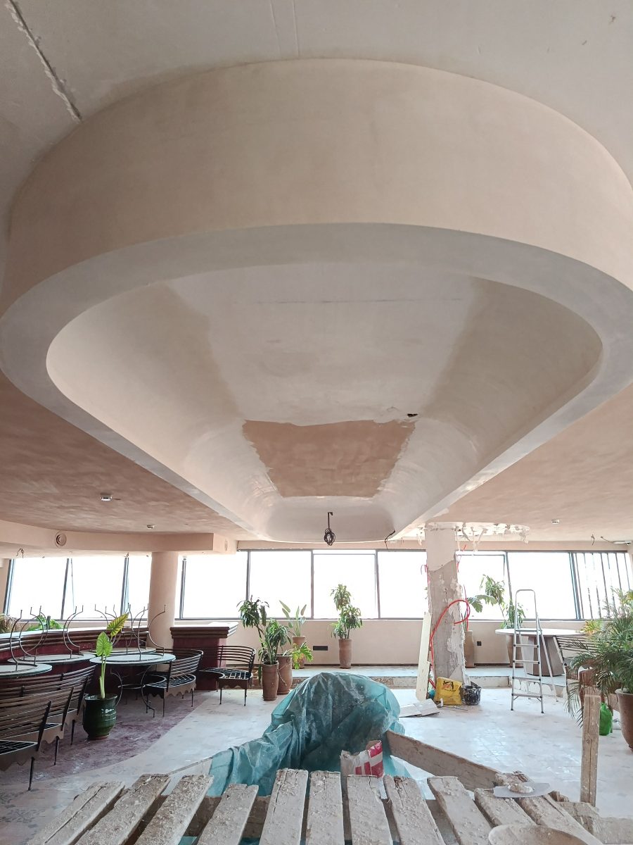 Faux plafond en coupole dans un espace de réception
