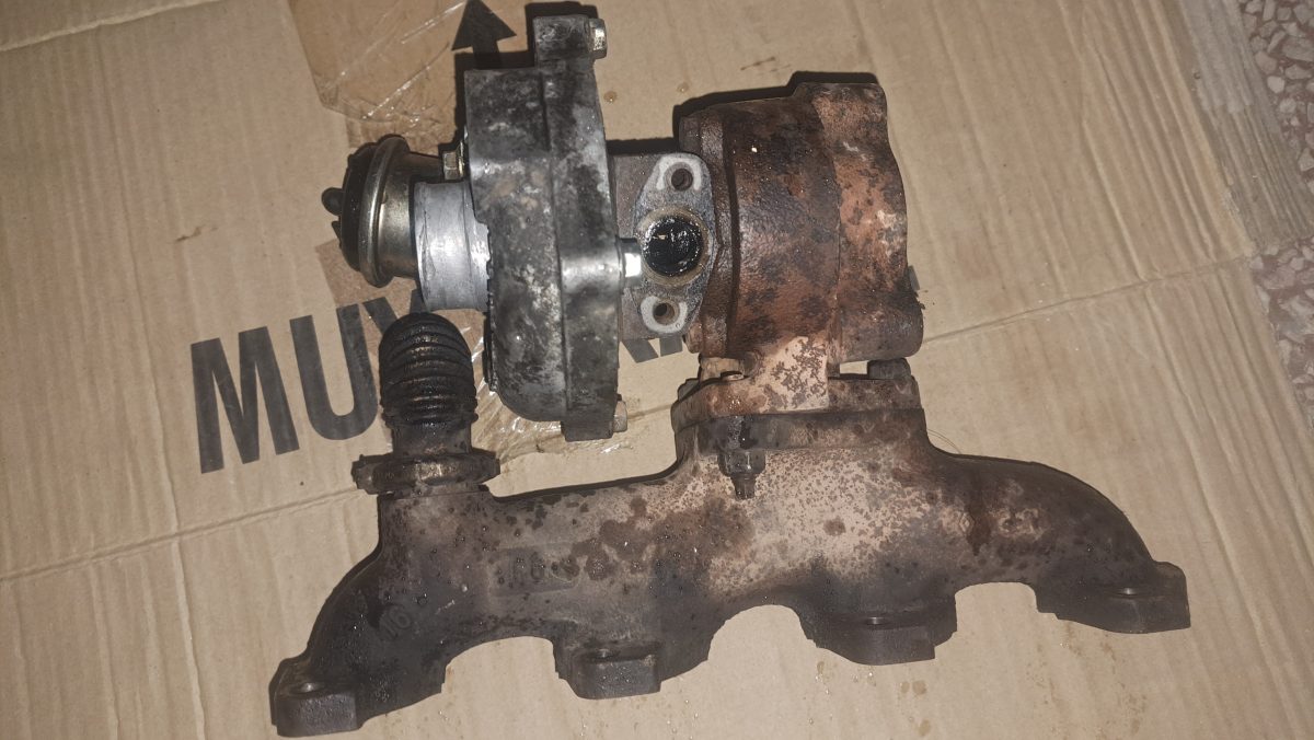 Turbo et collecteur d'échappement déposés