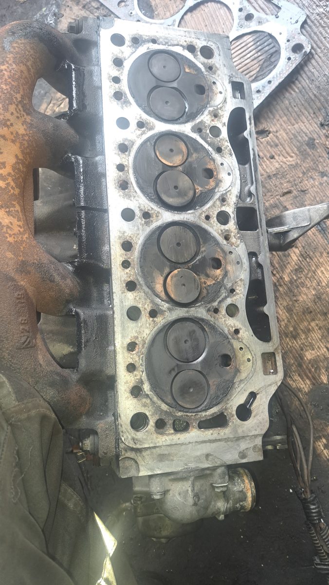 Culasse de moteur posée pour révision