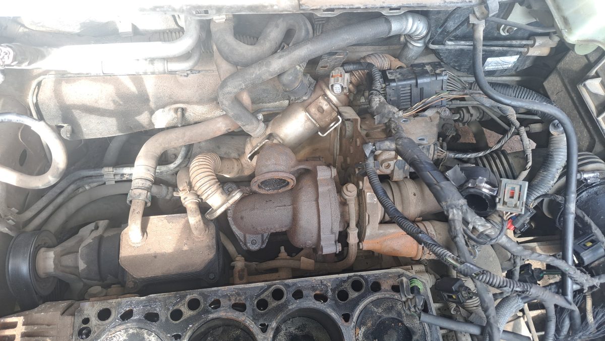Compartiment moteur avec turbo en réparation
