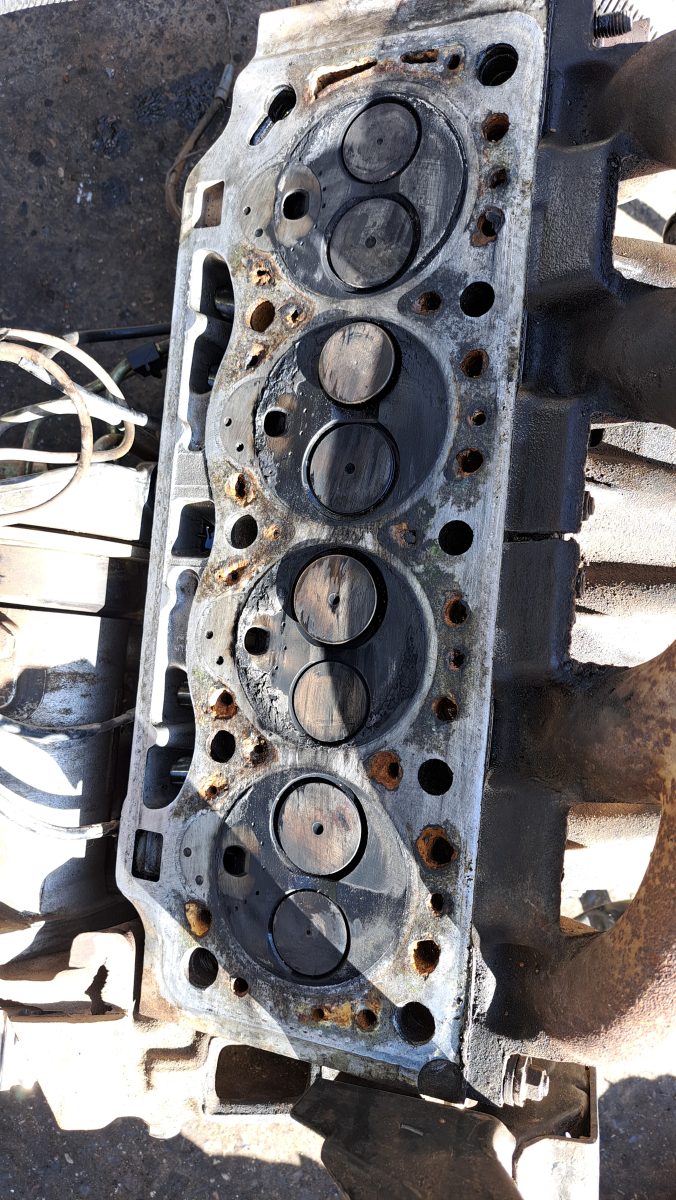 Culasse de moteur déposée en entretien
