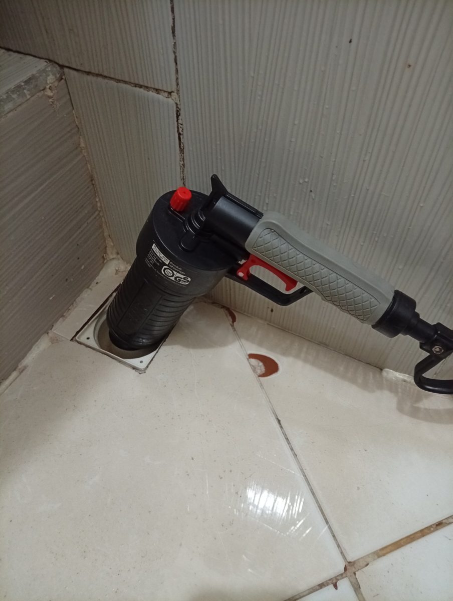 Débouchage d'un siphon de sol à la pompe manuelle