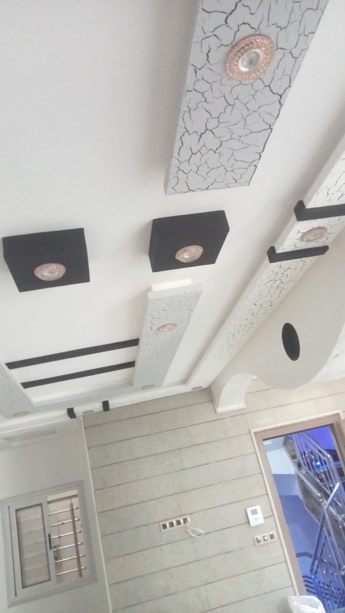 Plafond à effet craquelé noir et blanc