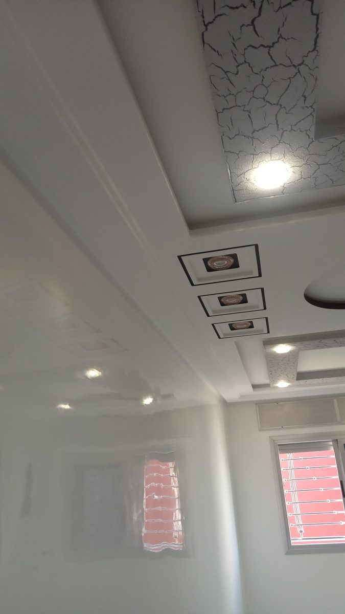 Plafond à bande effet craquelé et spots