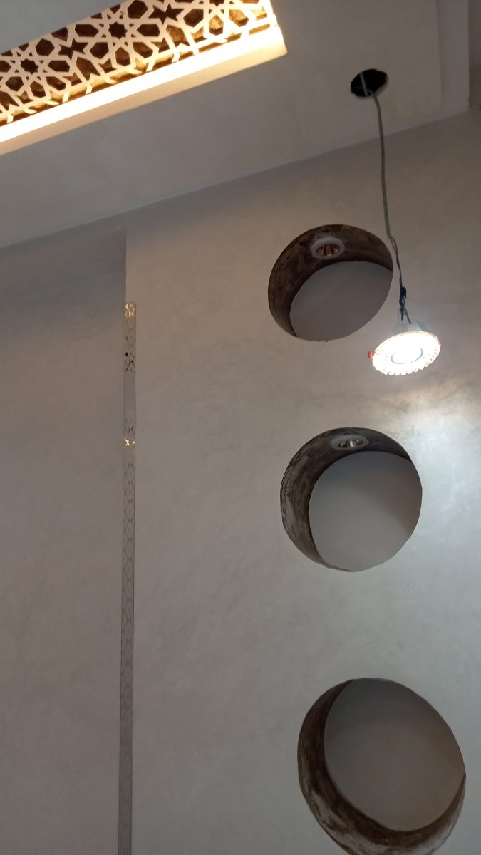 Mur en enduit décoratif à niches circulaires