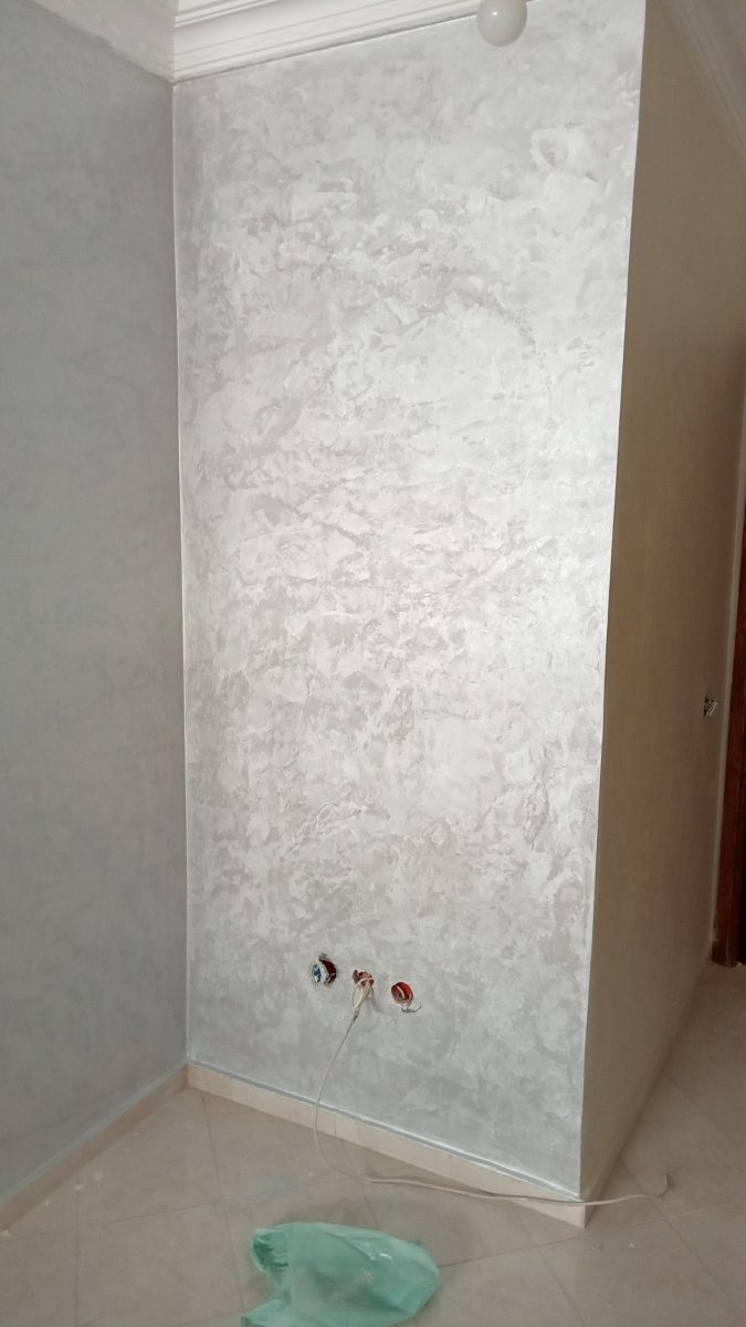 Mur en enduit décoratif nacré blanc