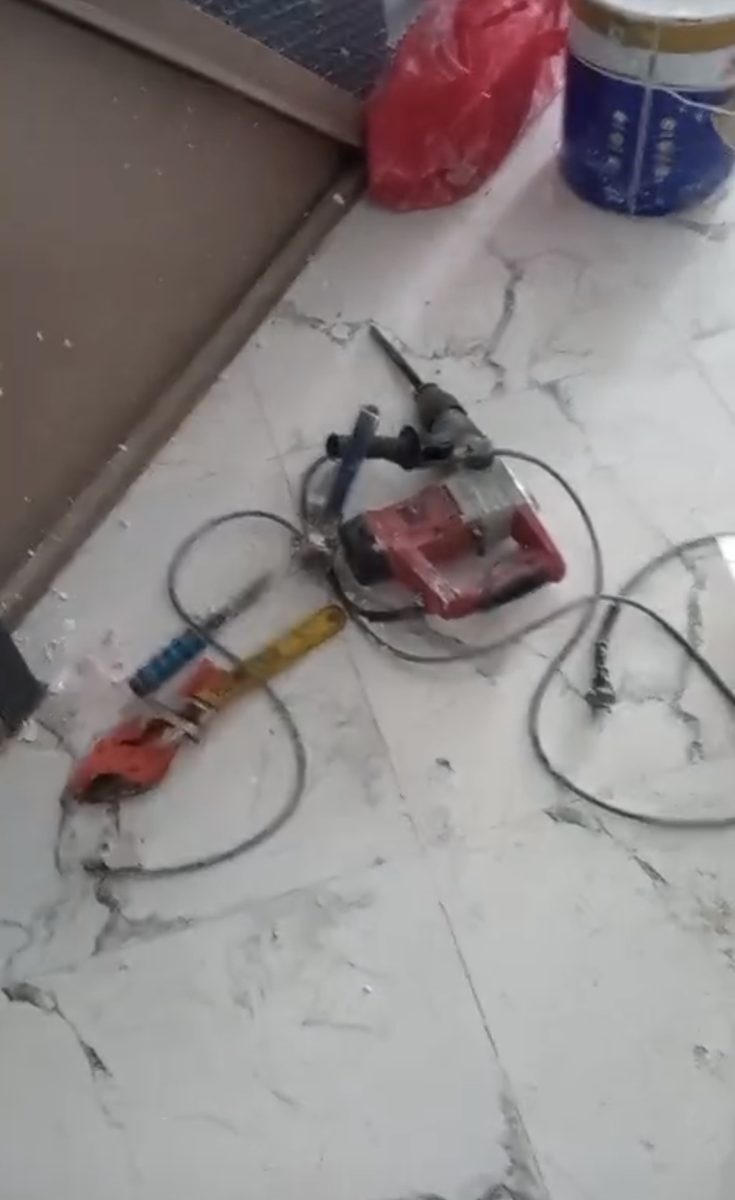 Outils de chantier de plomberie au sol