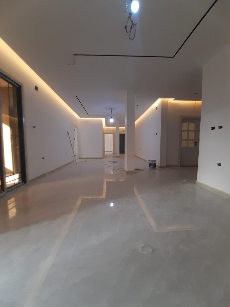 Grand intérieur à faux plafond LED et marbre