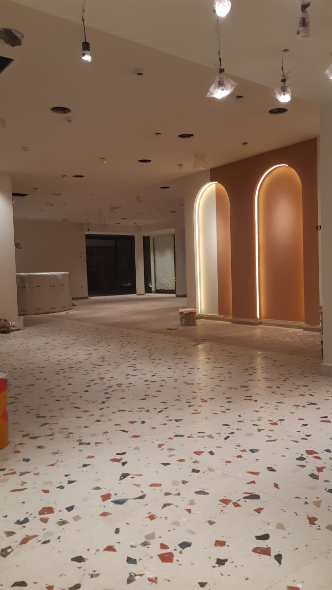 Espace à niches en arc rétro-éclairées