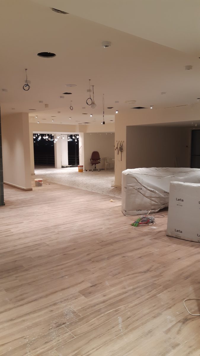Grand hall commercial en aménagement