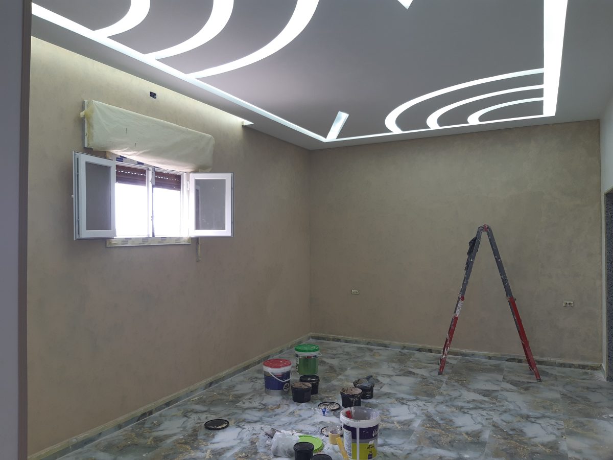 Pièce à faux plafond en spirale lumineuse
